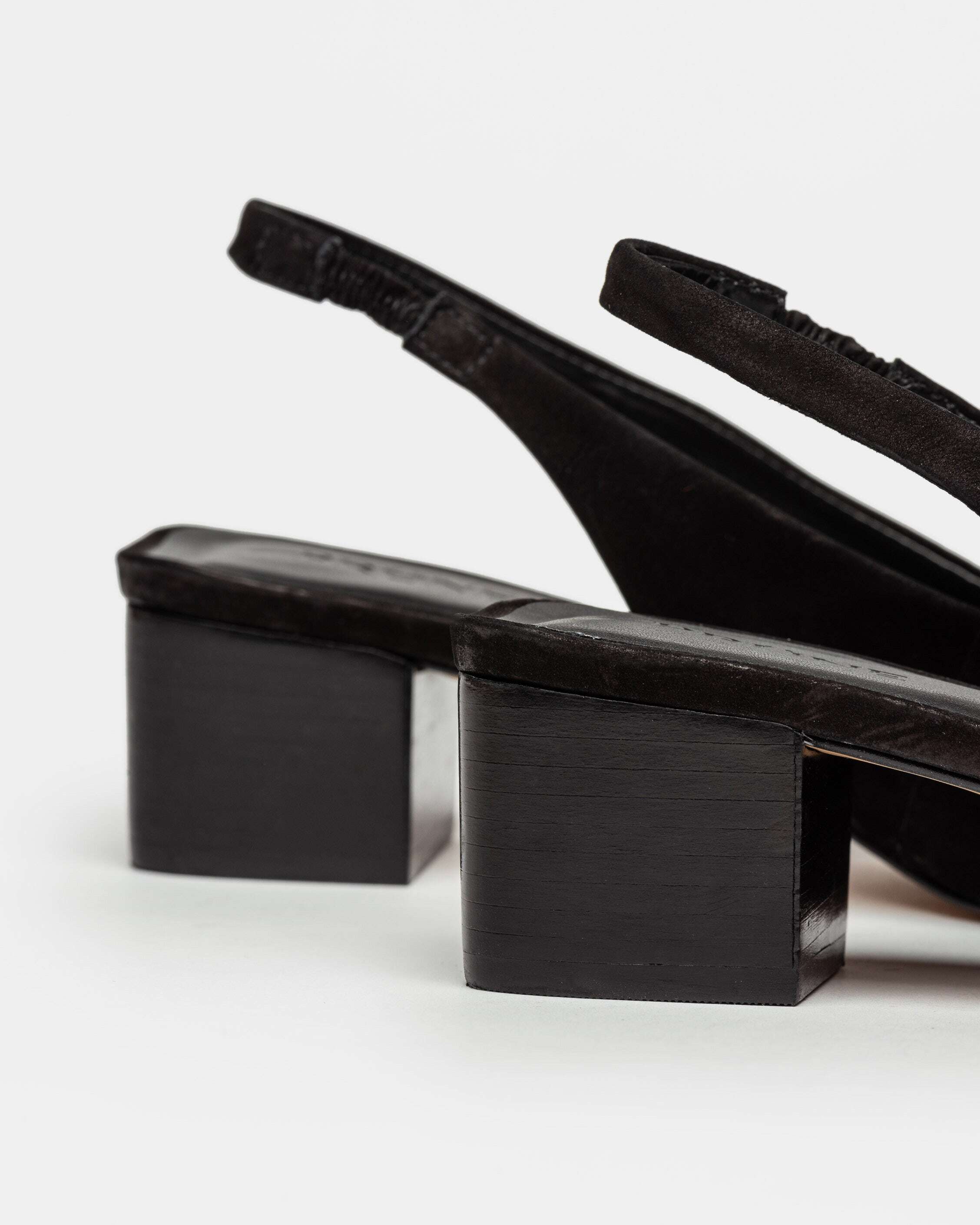 STILETTO MARGA EN CUERO NOBUK